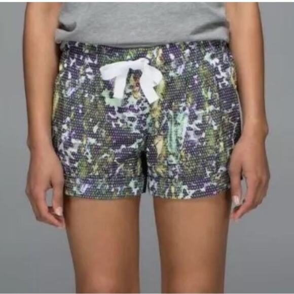 Lululemon Women’s Spring Breakaway Floral Sport White Multi Running Shorts Sz 6 - Picture 1 of 9